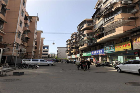 解放路小学附近2楼4室2厅1卫49.8万